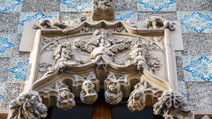 Detall de la Casa Armet, un edifici modernista projectat per l'arquitecte Ferran Romeu i Ribot l'any 1898 situat a l'avinguda de Gràcia