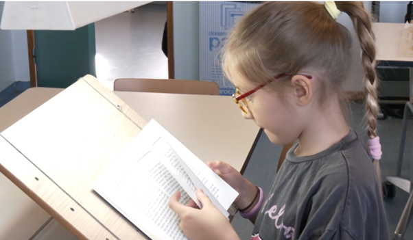 Braille, tecnologia i espais adaptats: així estudia l'alumnat amb baixa visió de Sant Cugat