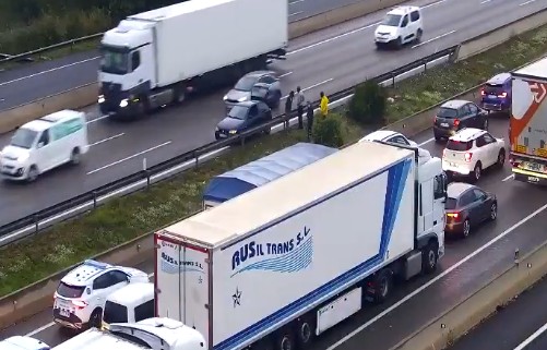Un accident i una avaria compliquen el matí a l'AP-7