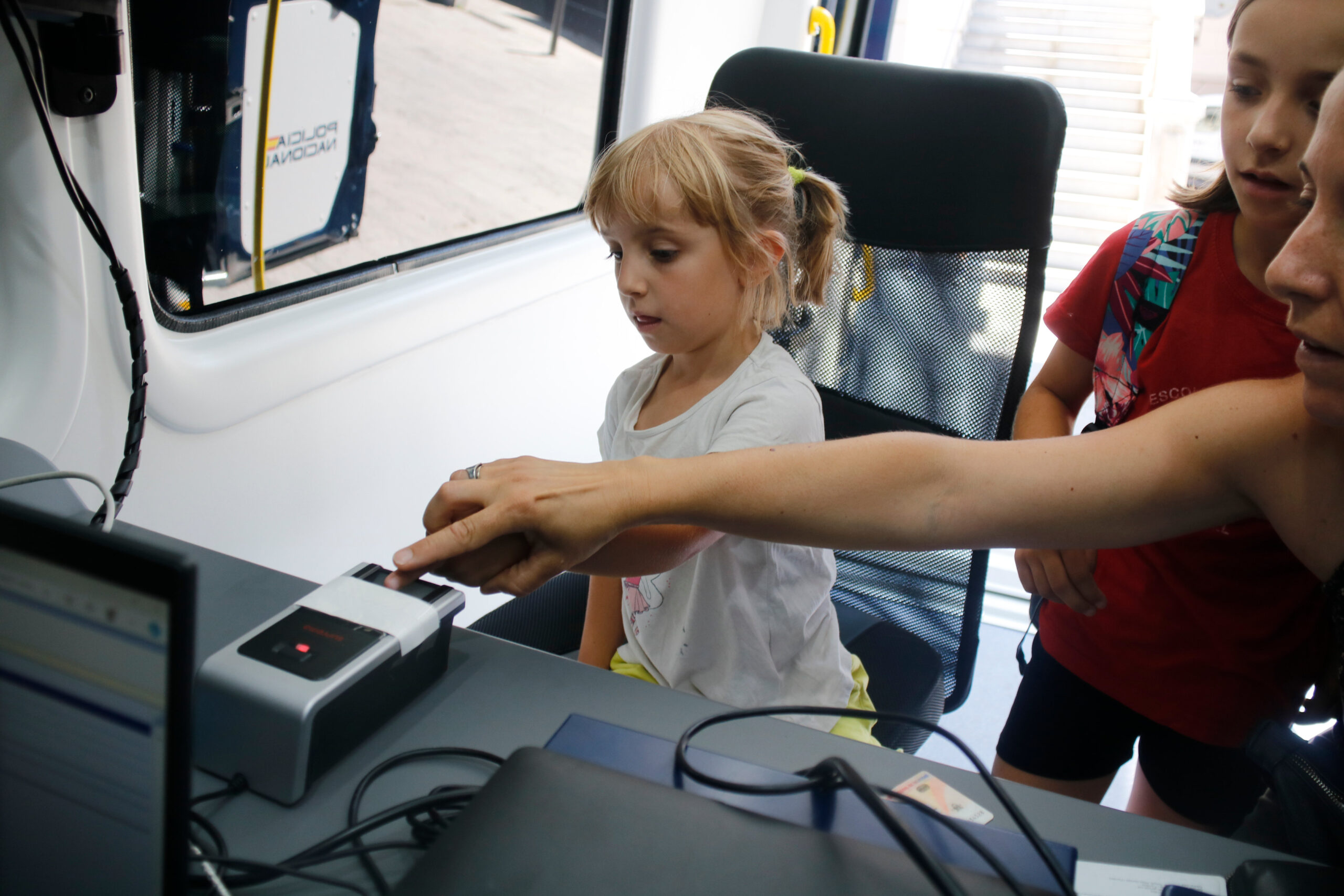 La unitat mòbil per fer el DNI, encallada per la negativa de l'Ajuntament a gestionar la cita prèvia