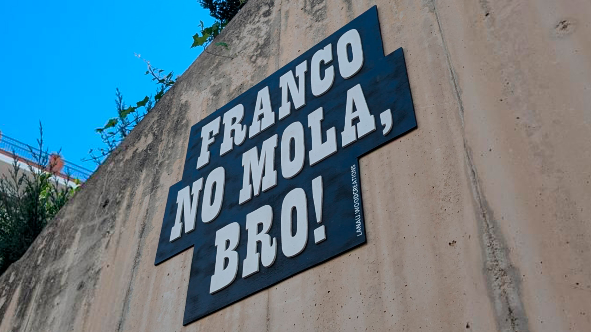 L'artista urbà que confronta el revisionisme franquista amb fusta i ironia: 