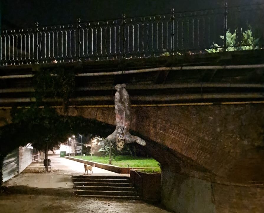Pengen un ninot de Franco cap per avall del pont de la rambla de Can Móra