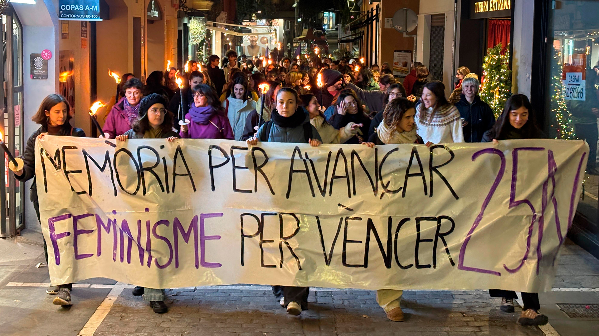 Una marea de torxes encén Sant Cugat contra la violència masclista