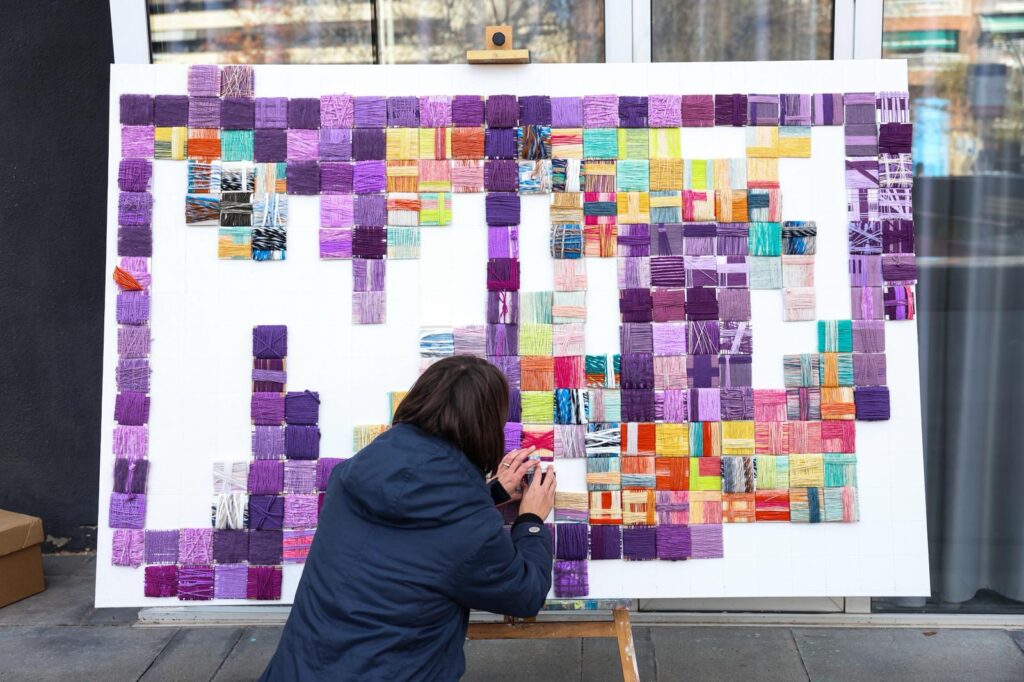 Mural del 25N, a càrrec de Pou d'Art