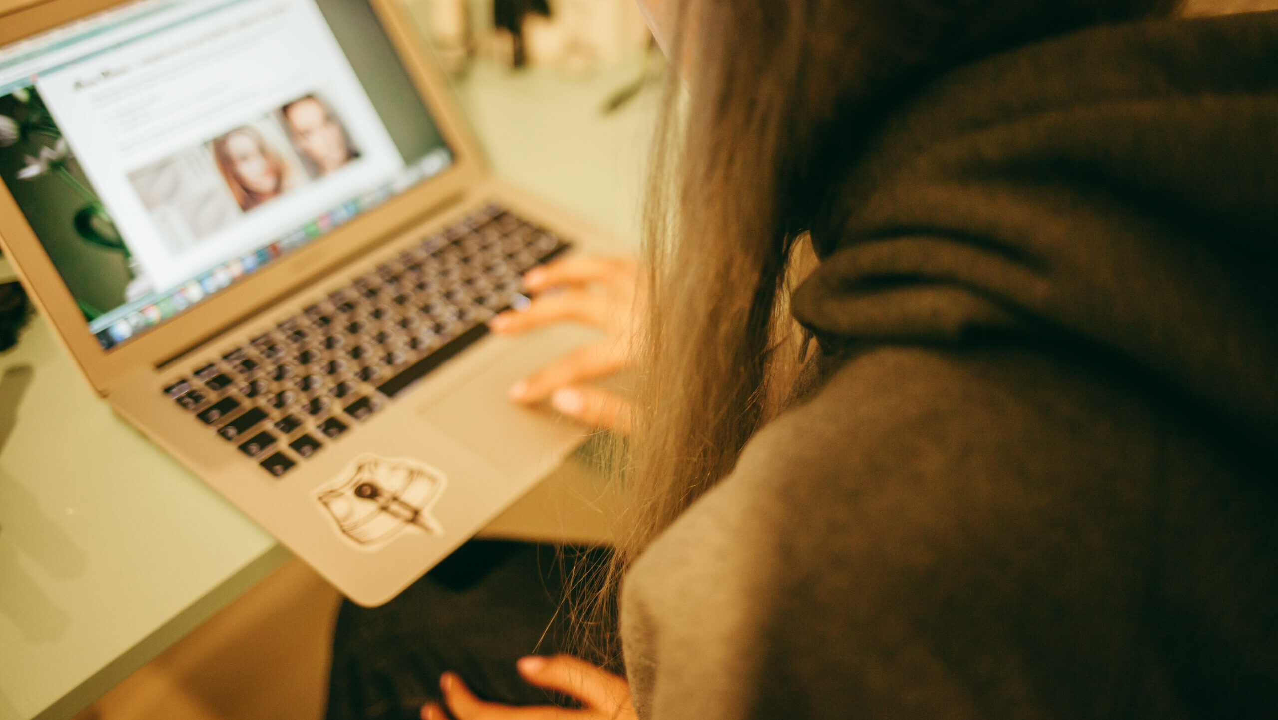 Compromís institucional per abordar la violència masclista digital amb polítiques integrals