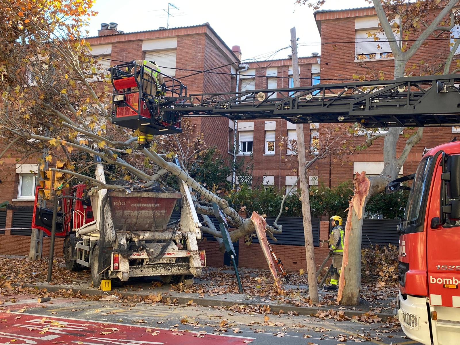 Un camió s'encasta contra un mur a la rambla Ribatallada