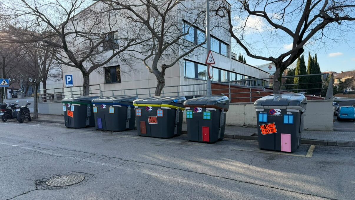 Una acció artística denuncia la crisi de l’habitatge a Sant Cugat amb contenidors convertits en “pisos” de lloguer