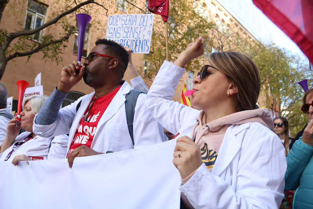 Alt: Centenars de metges surten al carrer per exigir millores laborals i conveni mèdic