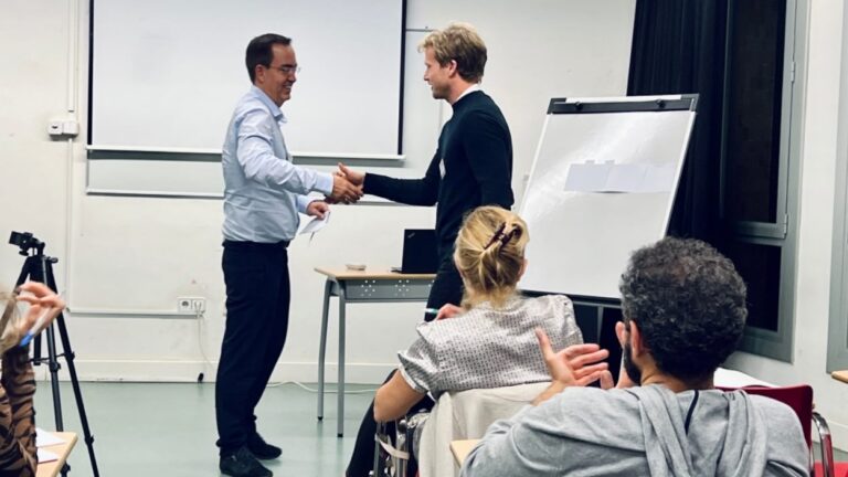 'Christmas meeting in your public speaking club' (bilingüe) - Imatge destacada