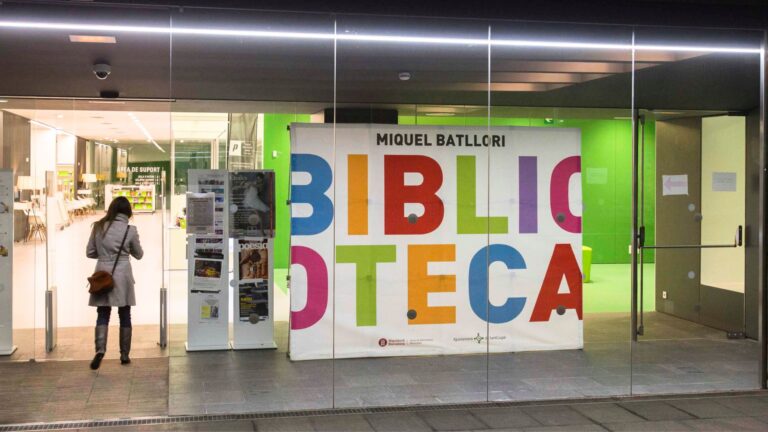 L'entrada de la Bilbioteca Miquel Batllori de Volpelleres