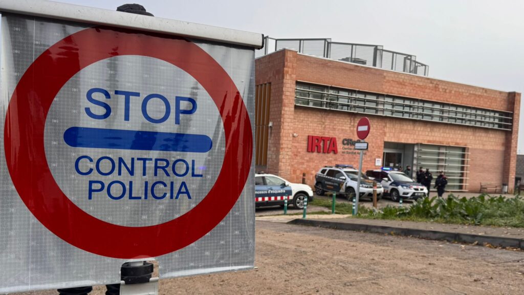 Alt: Mossos i Guàrdia Civil escorcollen el laboratori IRTA-CReSA per la investigació del brot de PPA