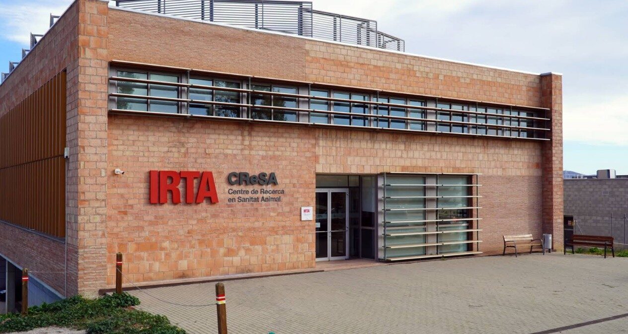 Mossos i Guàrdia Civil escorcollen el laboratori IRTA-CReSa per la investigació del brot de PPA