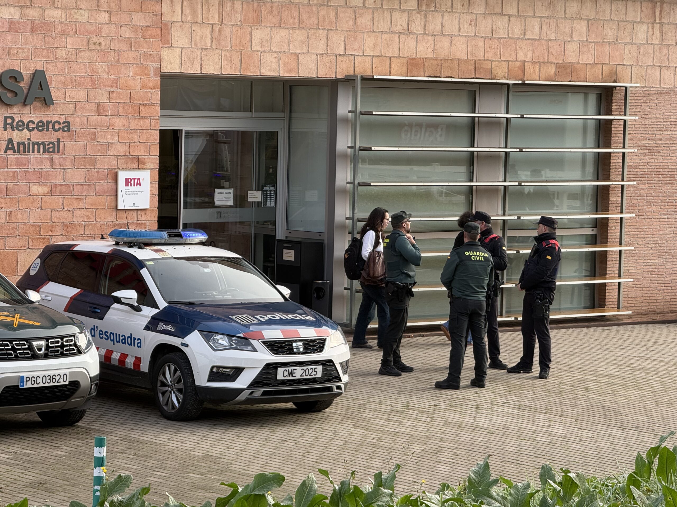 Mossos i Guàrdia Civil escorcollen el laboratori IRTA-CReSa per la investigació del brot de PPA