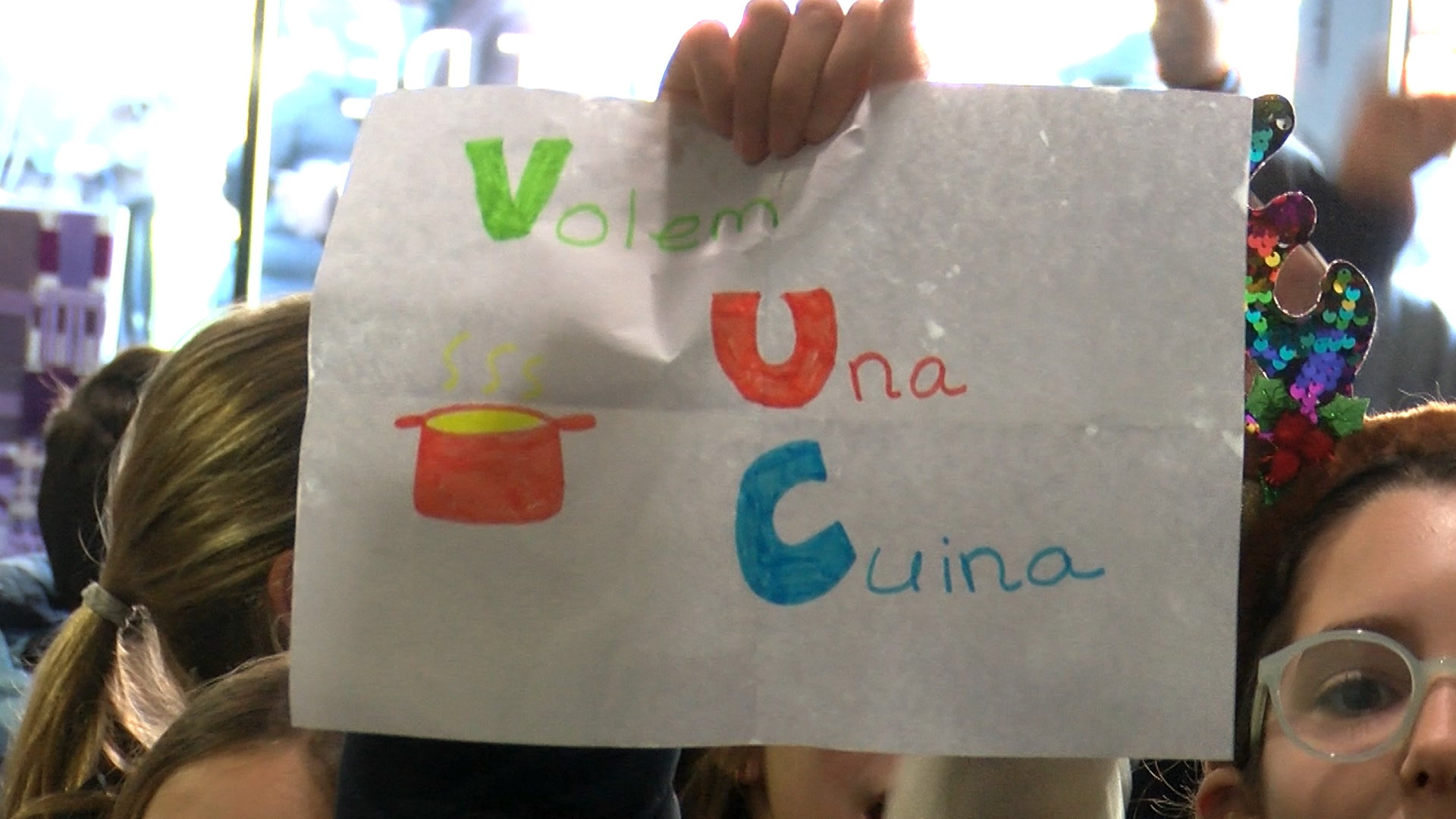 Alumnes de La Mirada irrompen a l'ajuntament en una protesta multitudinària per la cuina i la nova escola