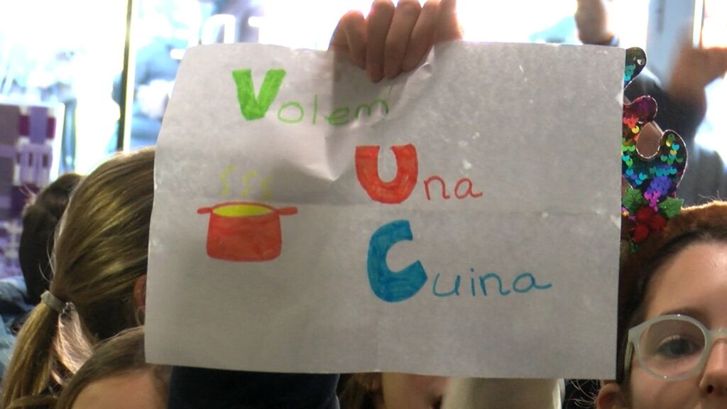 Alt: Alumnes de La Mirada irrompen a l'ajuntament en una protesta multitudinària per la cuina i la nova escola