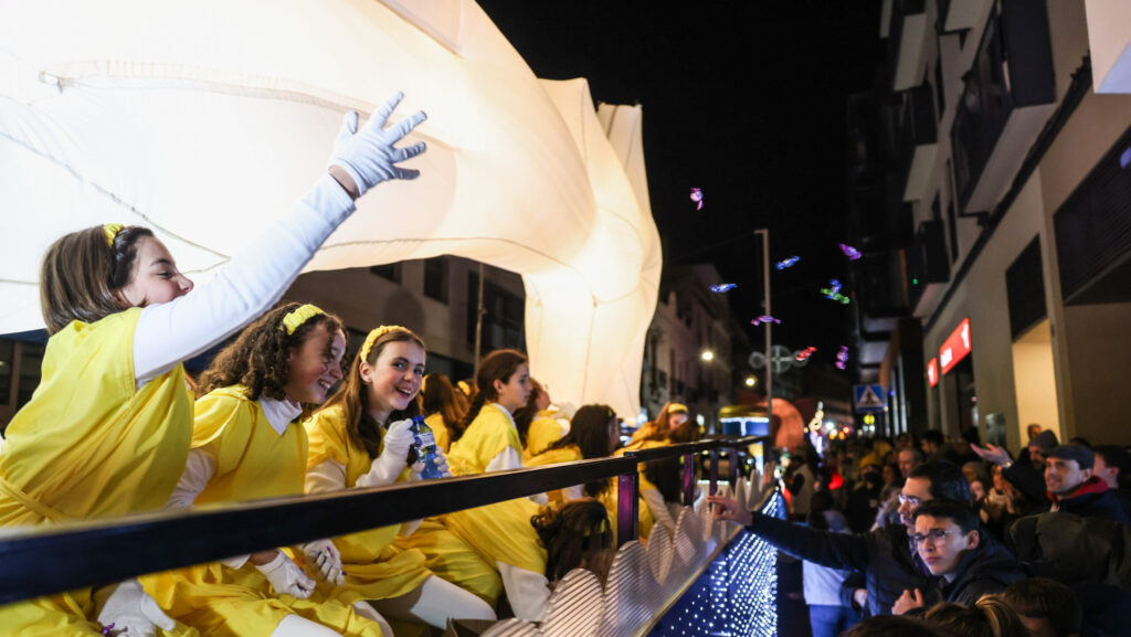 Alt: La nova estrella de la Cavalcada de Sant Cugat és obra dels creadors dels efectes especials de 'Sirat'