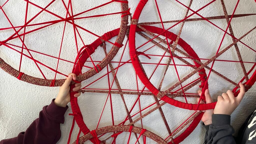 Alt: L'Escola Avenç porta l'esperit nadalenc a la Vall d'Hebron