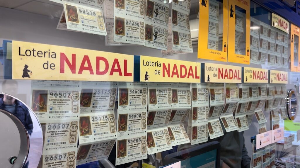 Alt: Il·lusió per la loteria de Nadal: 