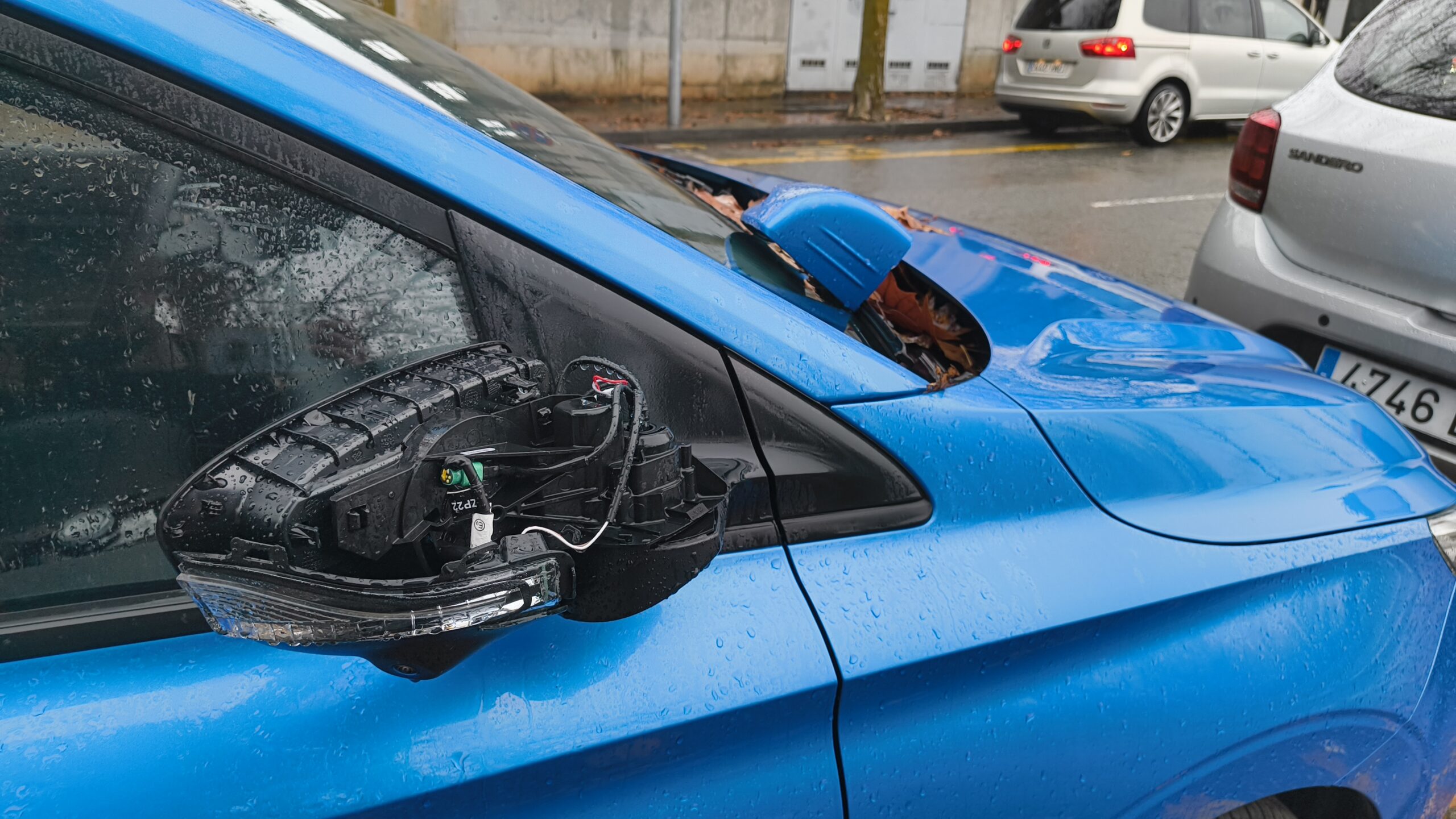 Trenquen els retrovisors de diversos cotxes davant de la ZEM Jaume Tubau