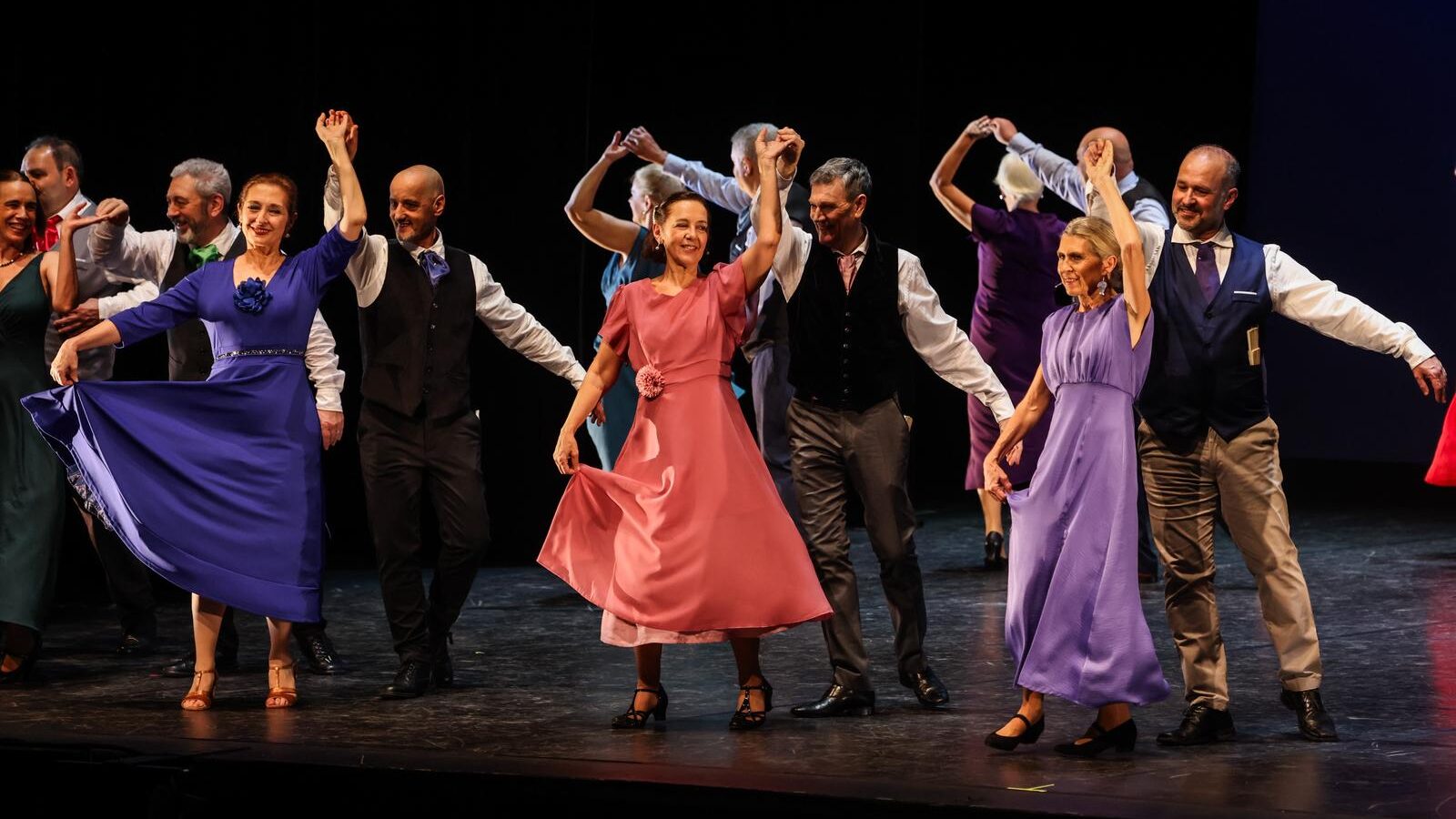 FOTOGALERIA | L’Esbart Sant Cugat tanca el 50è aniversari amb una ballada intergeneracional