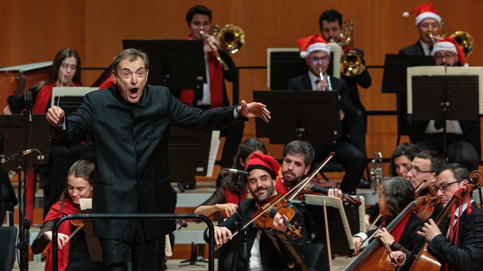 FOTOGALERIA | Valsos, humor i tradició per donar la benvinguda a l’Any Nou