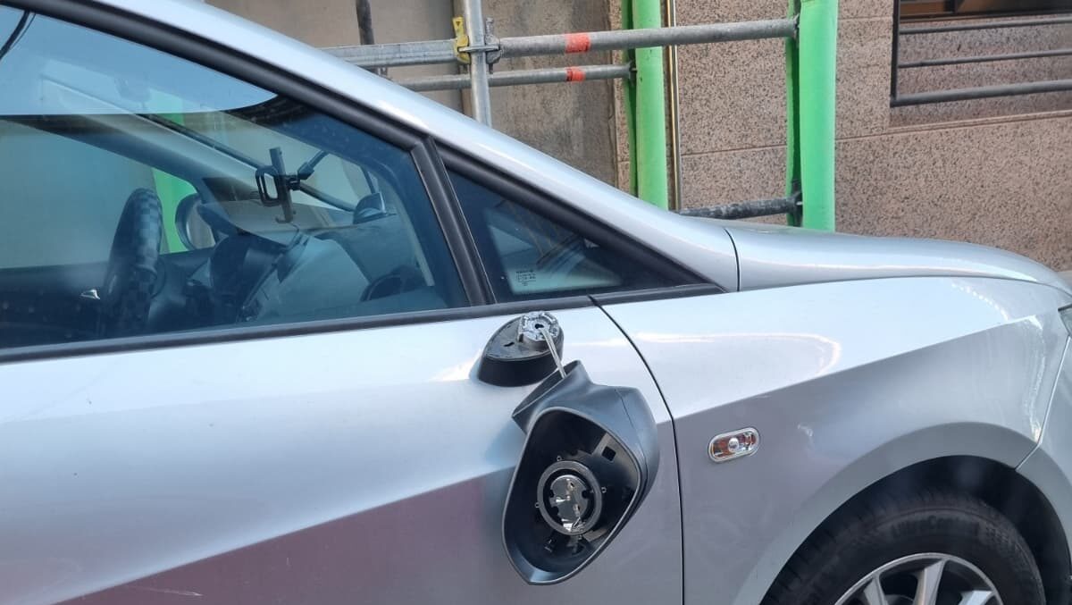 Una vintena de retrovisors trencats a la cruïlla dels carrers Monestir i Borrell