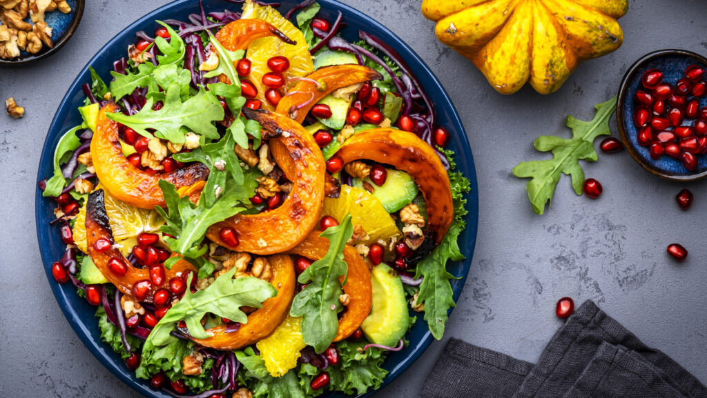 Una amanida amb ingredients de tardor com la carbassa i la magrana