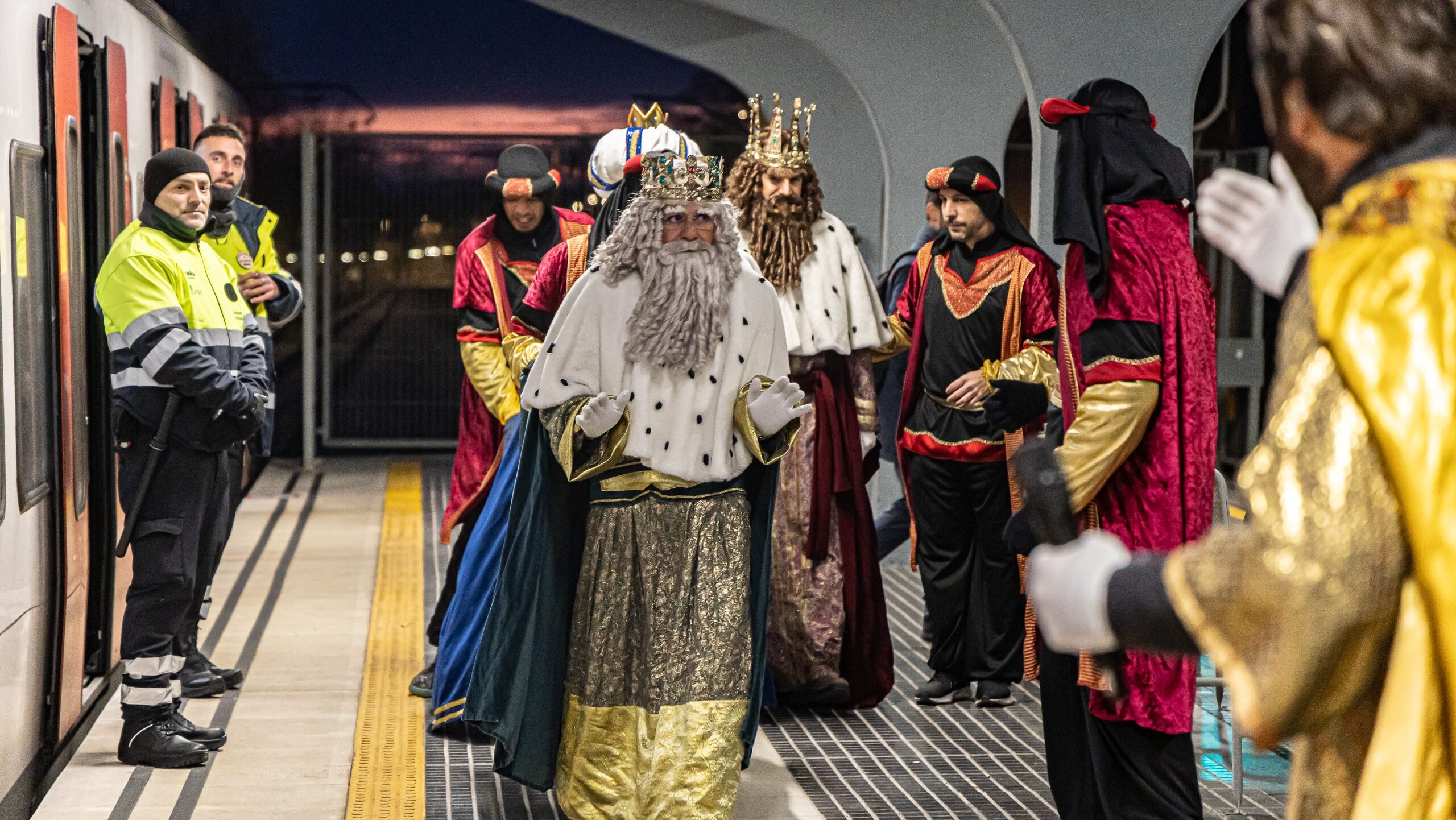 FOTOS | Mira-sol es rendeix a la màgia dels Reis amb una cavalcada de proximitat