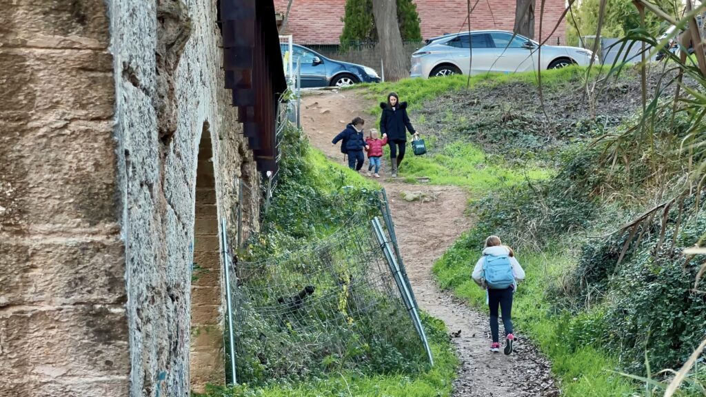 Alt: El camí escolar que sorteja el pont de Can Vernet des de fa cinc anys