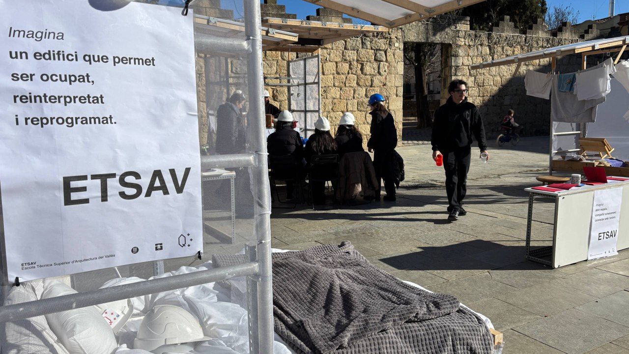 Un llit, un safareig, un menjador i un escriptori al bell mig de Sant Cugat