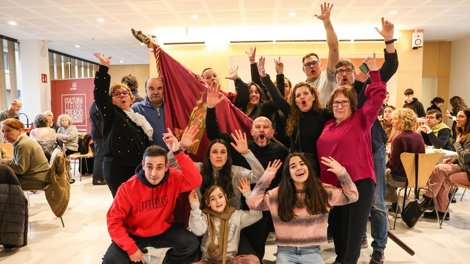 FOTOS | El canvi de banderers de Sant Antoni Abat és impermeable