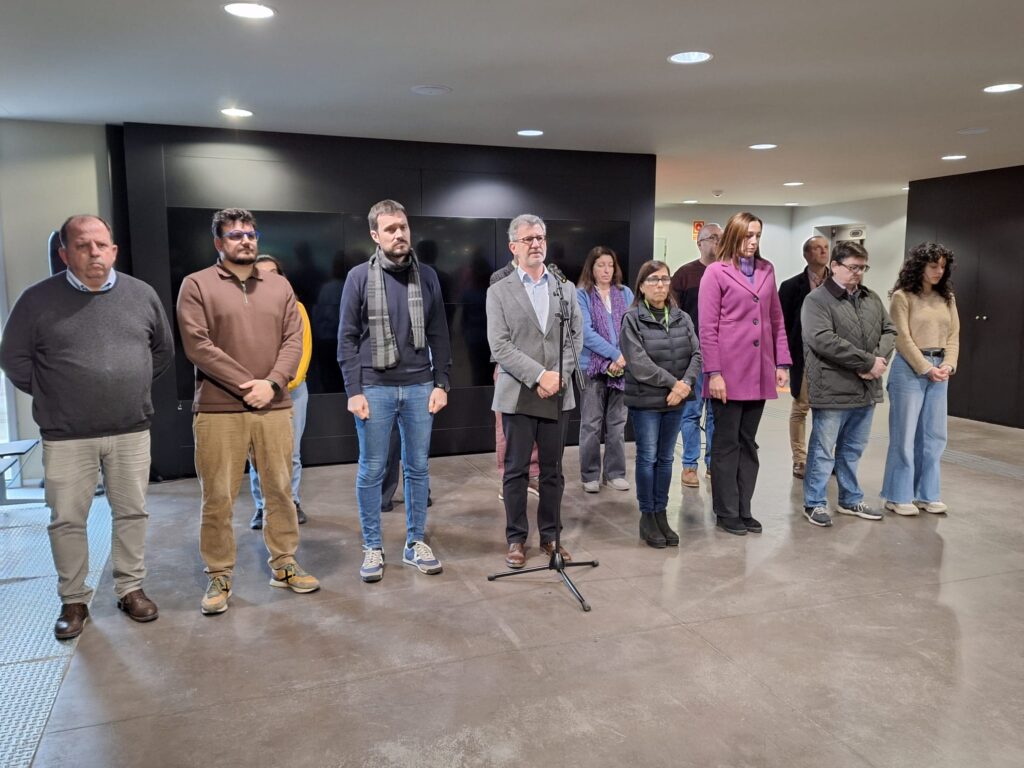 Alt: Minut de silenci de l'Ajuntament per l'accident ferroviari de Còrdova