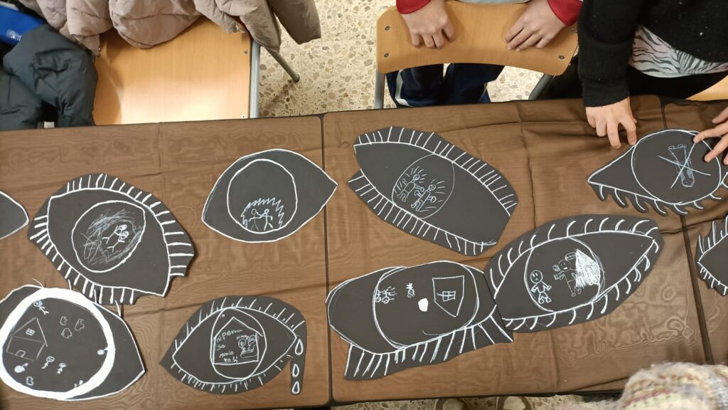 Els alumnes han creat uns ulls per a la instal·lació artística