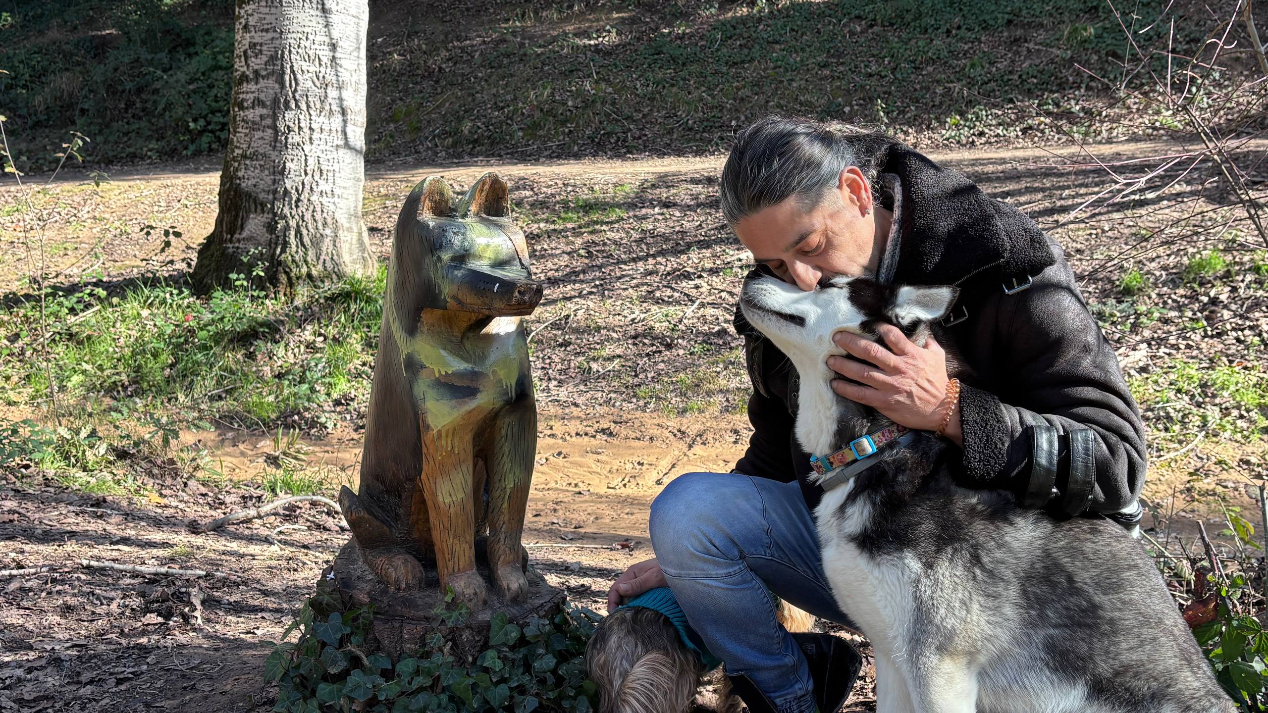 Janos Maraboto, l'escultor que transforma arbres morts en escultures al Torrent dels Alous