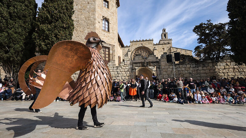 Complement al cap, roba d’un sol color i elegància: així són les Ensoltes del Carnaval a Sant Cugat