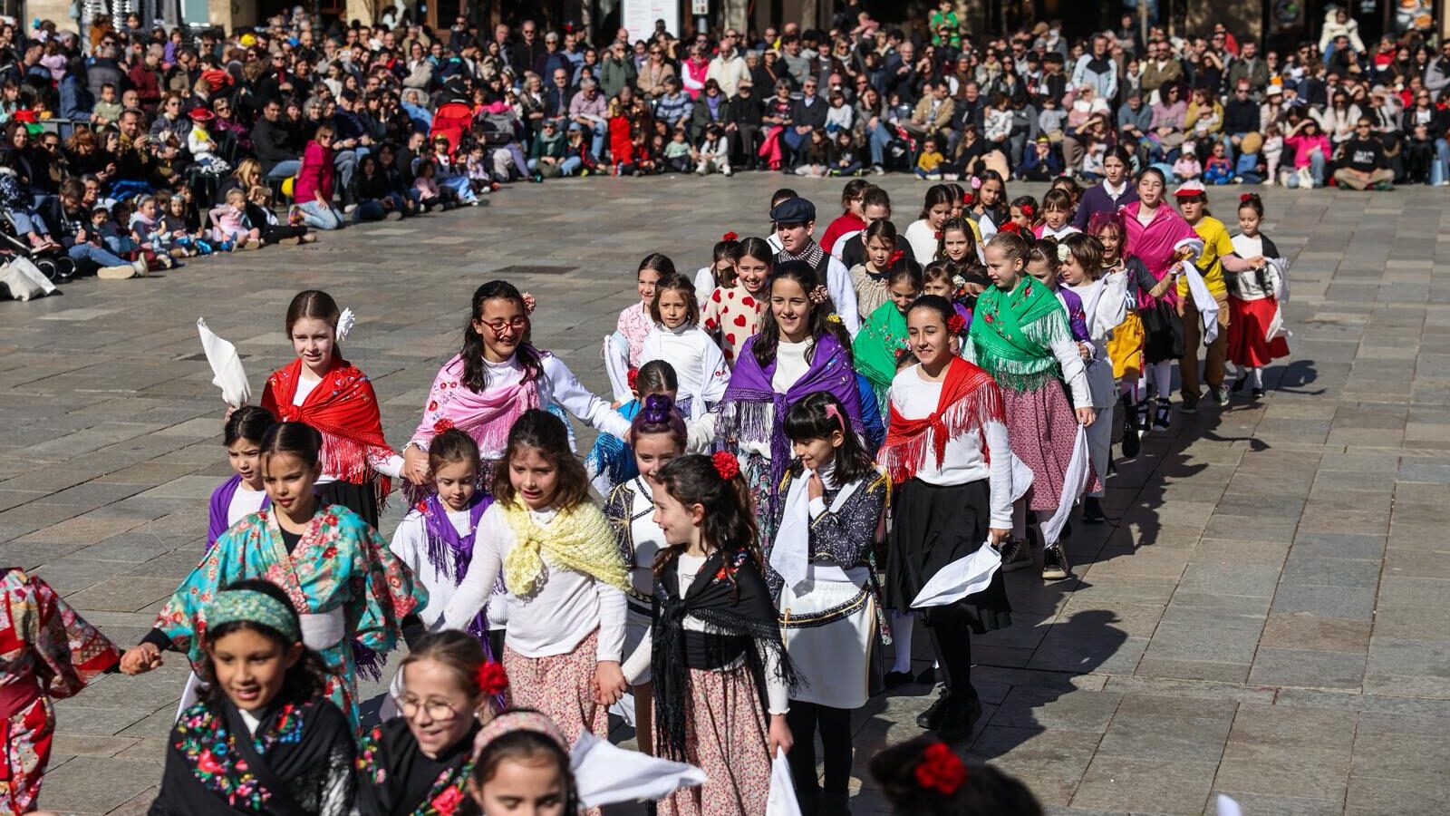 La canalla s'apodera d'Octavià amb les Gitanetes