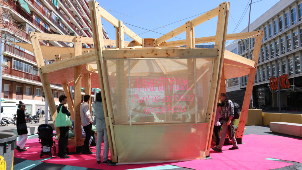 'Mamífera' és una estructura de fusta circular amb banc