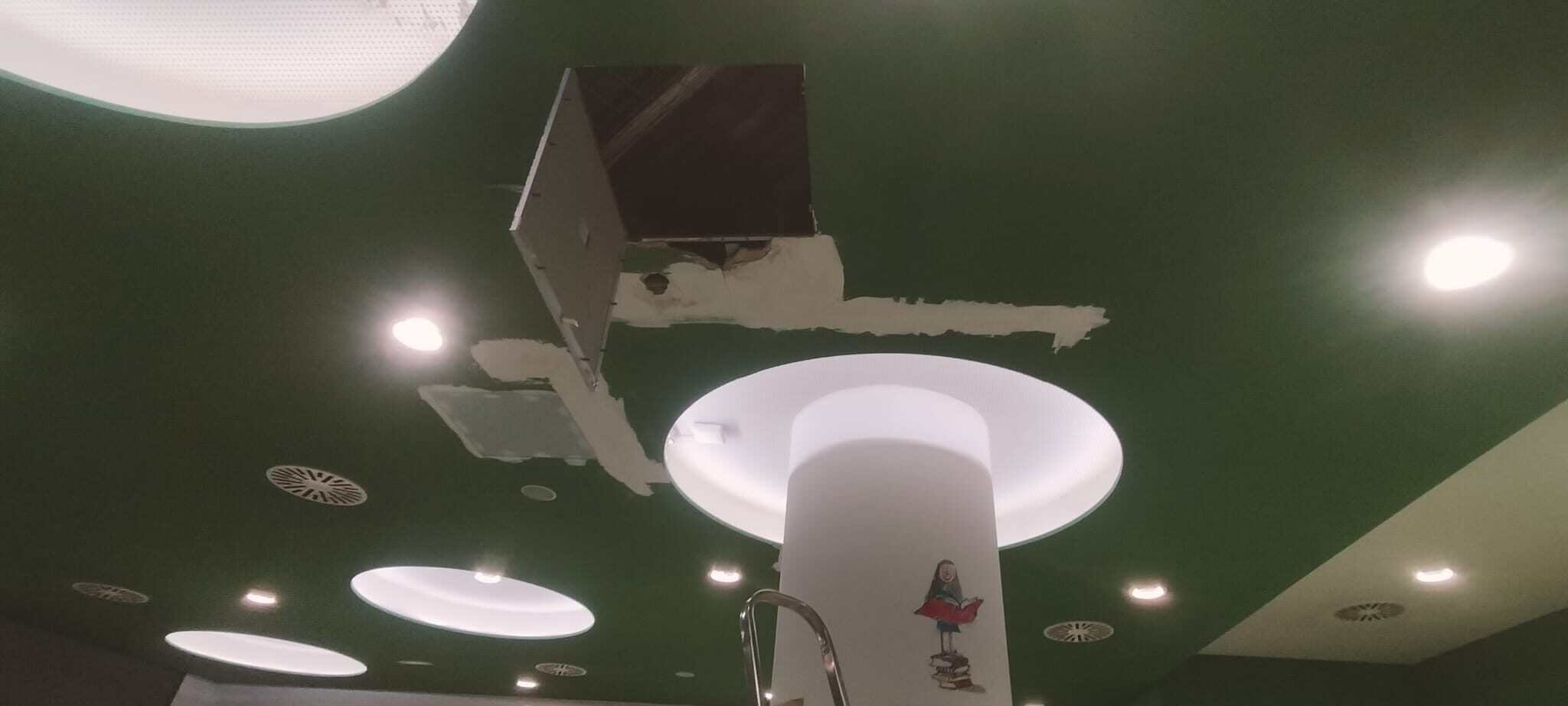 Veïns de Volpelleres reclamen que l’Ajuntament assumeixi la reparació per reobrir la sala infantil de la biblioteca