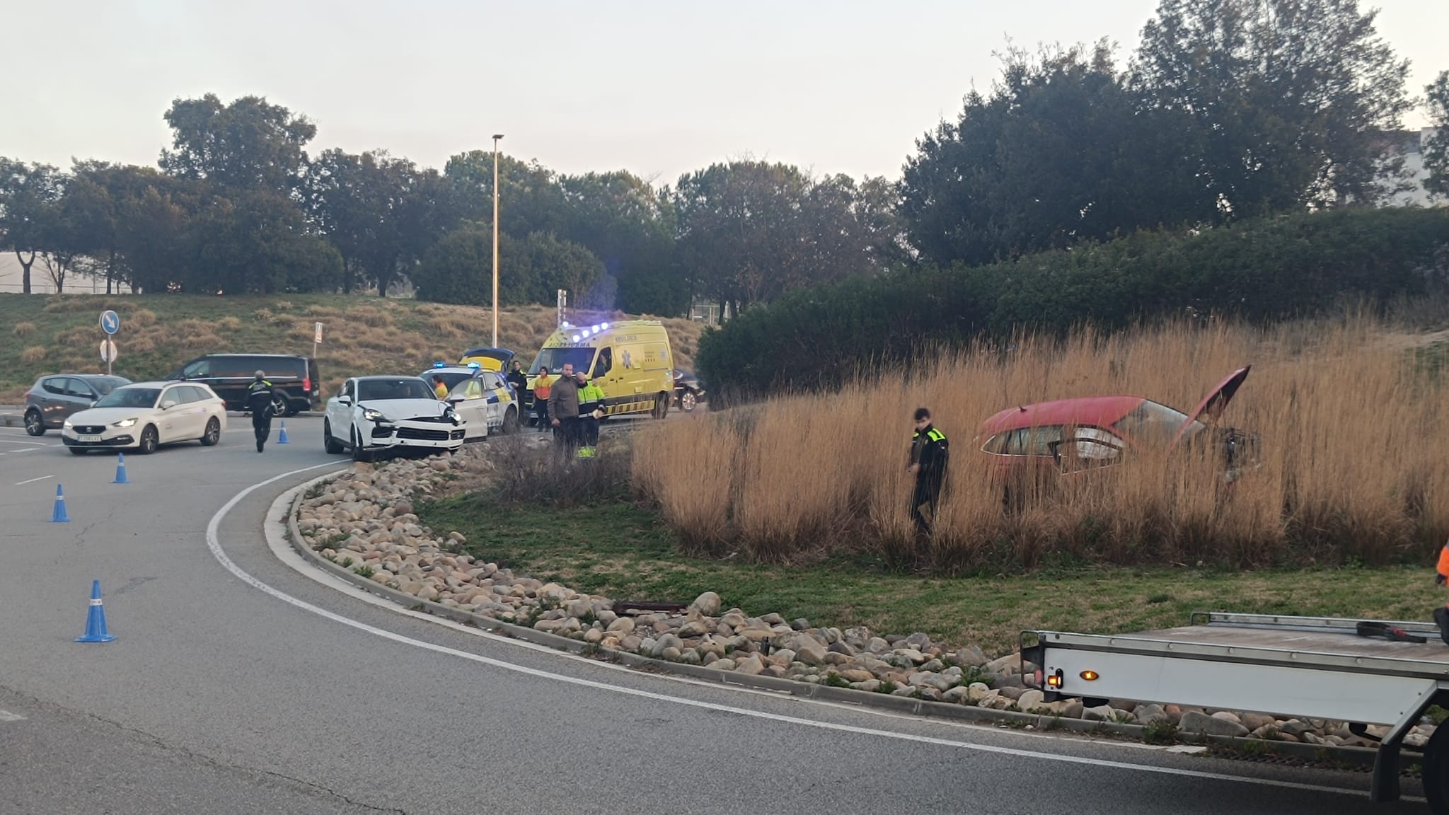 Positiu en alcoholèmia en un accident amb un cotxe encastat sobre la rotonda de l'escola l'Olivera