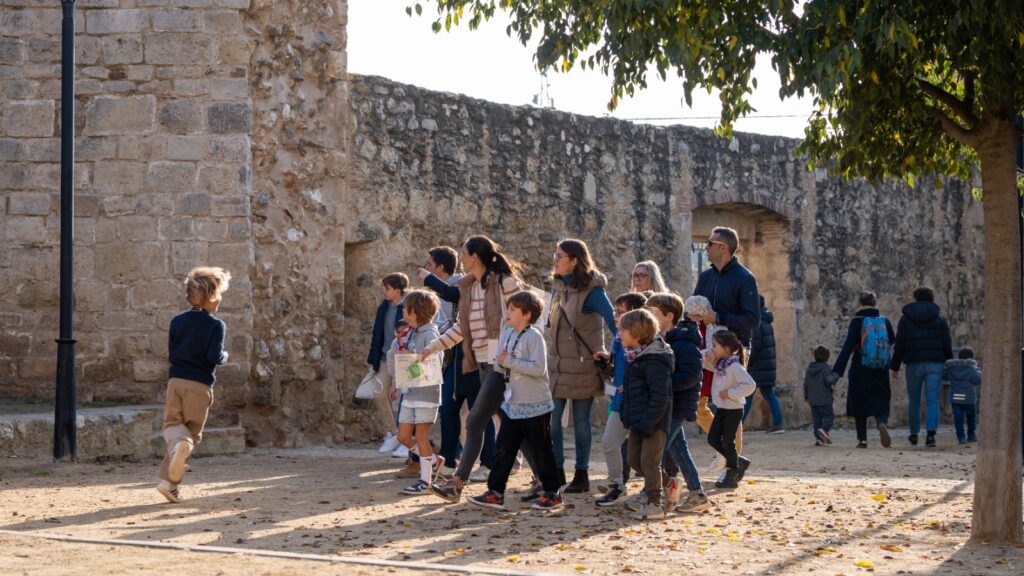 La gimcana es desenvolupa entre la plaça U d'octubre i l'entorn del Monestir