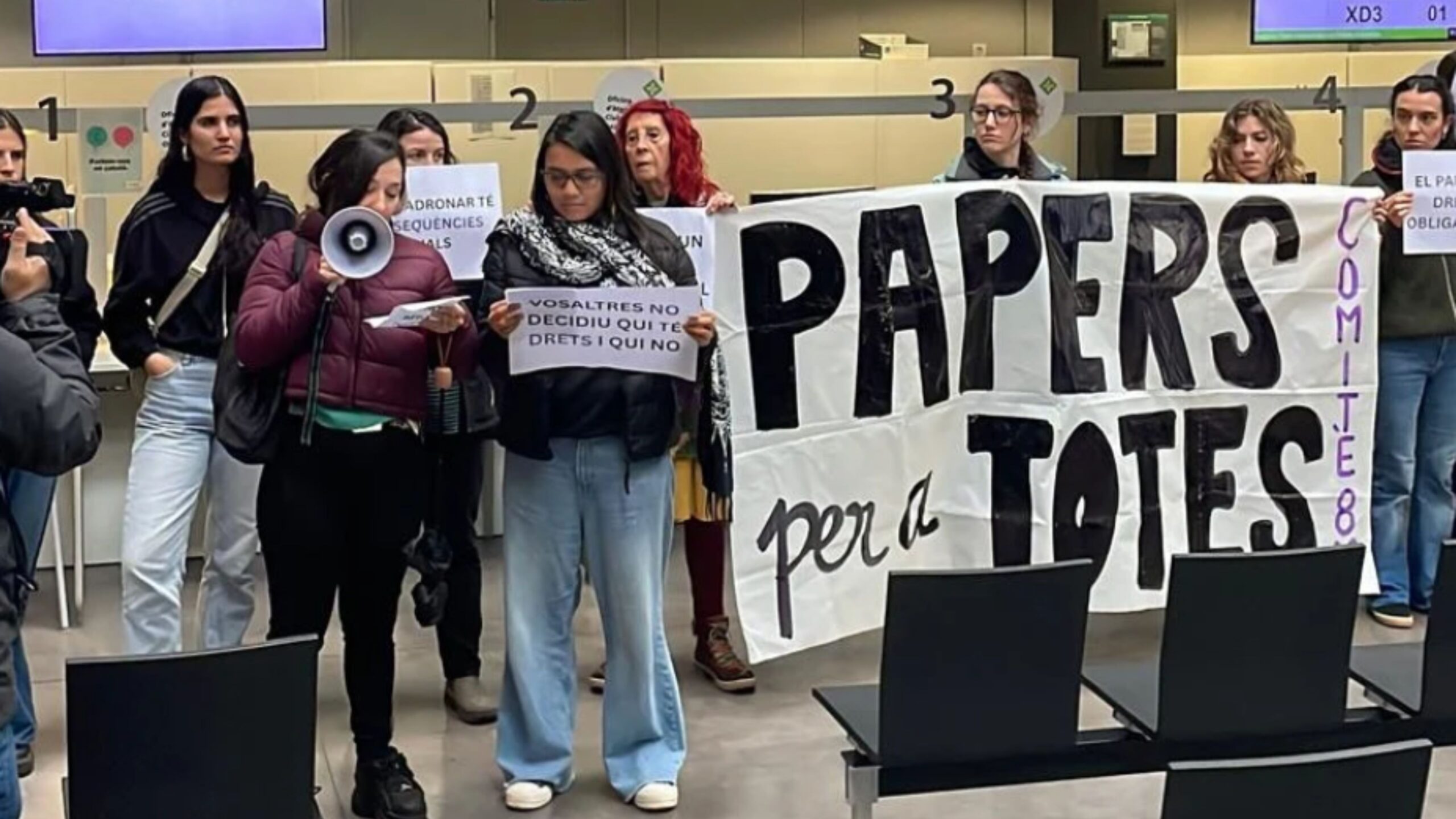 Acció del Comitè 8M a l’OAC per defensar el dret a l’empadronament