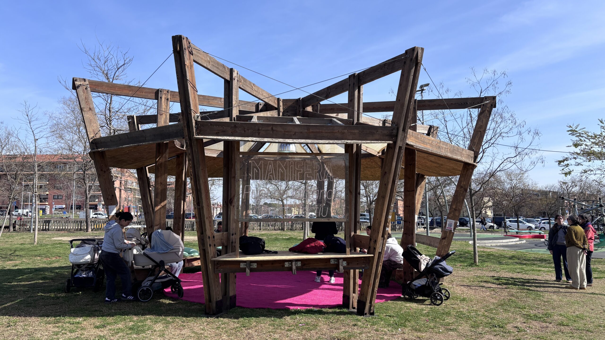 Mamífera aterra a Sant Cugat perquè les mares se sentin menys soles