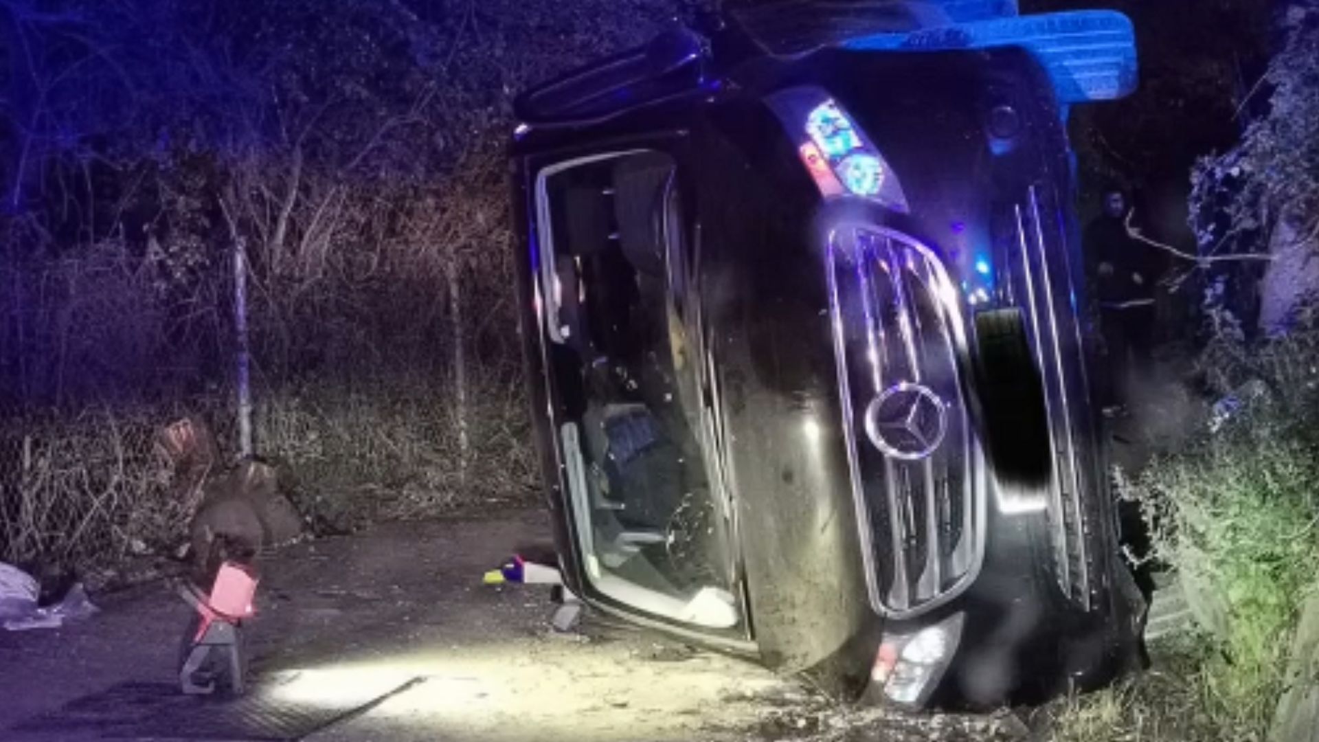 Tres ferits en caure una furgoneta per un turó a Sant Cugat