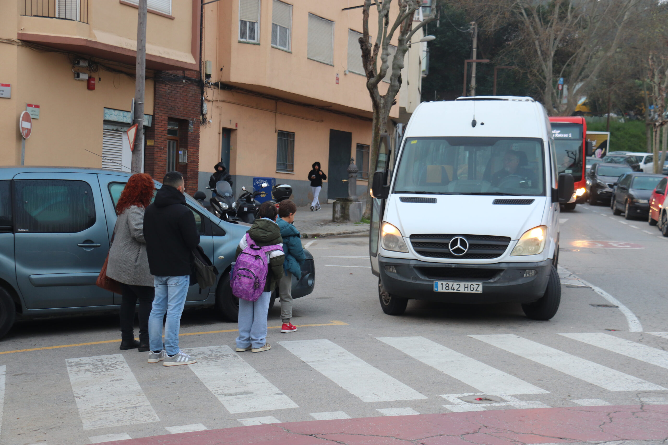 Famílies del Vallès denuncien la retirada del transport escolar per a infants amb sordesa