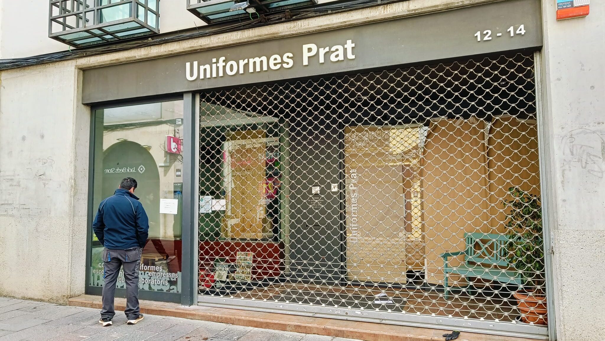 Tanca Uniformes Prat després de gairebé un segle d'activitat