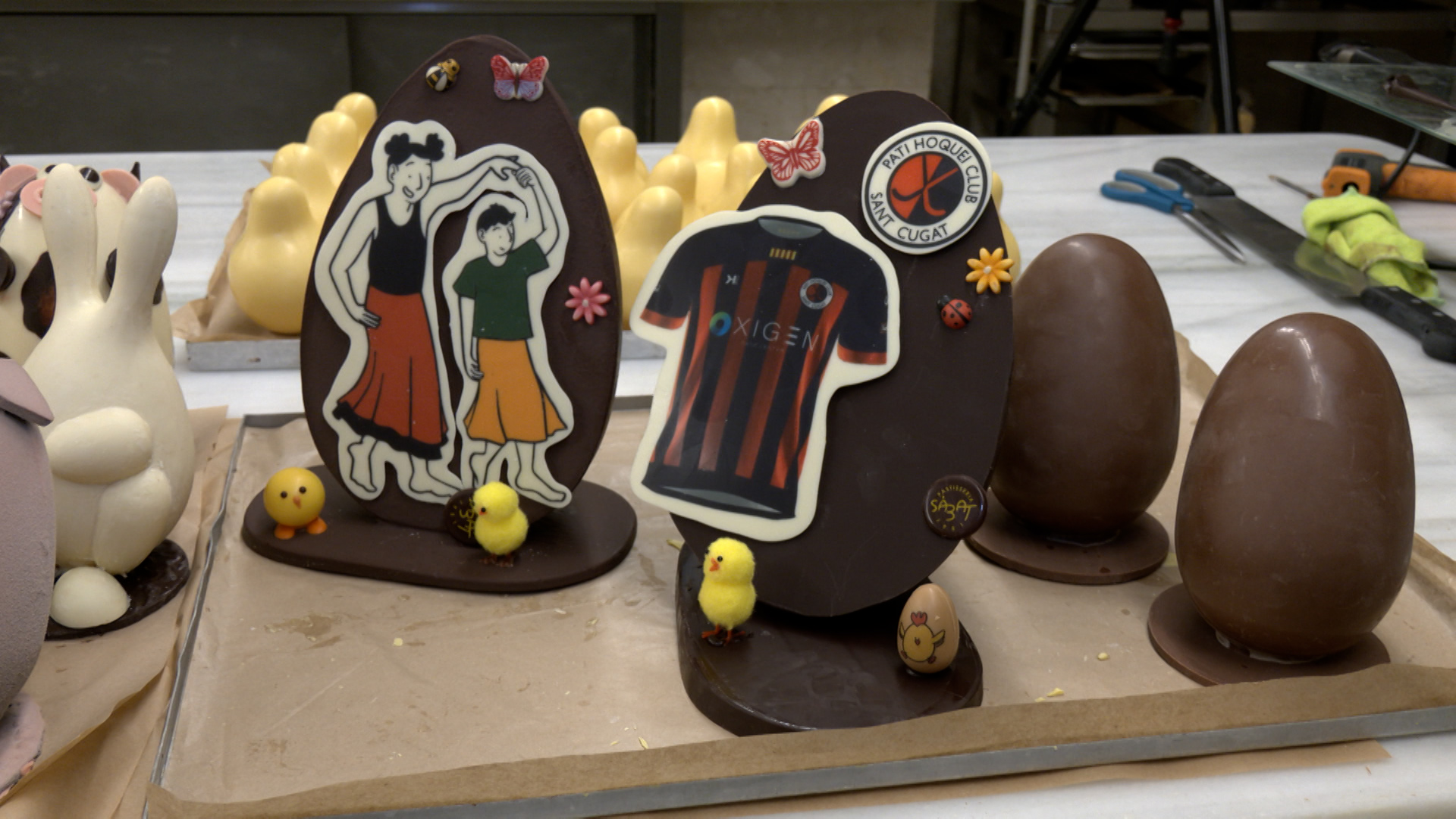 Quan la xocolata esdevé un art: l’elaboració de mones de Pasqua