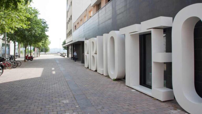 Exterior de la Biblioteca Miquel Batllori, al barri de Volpelleres