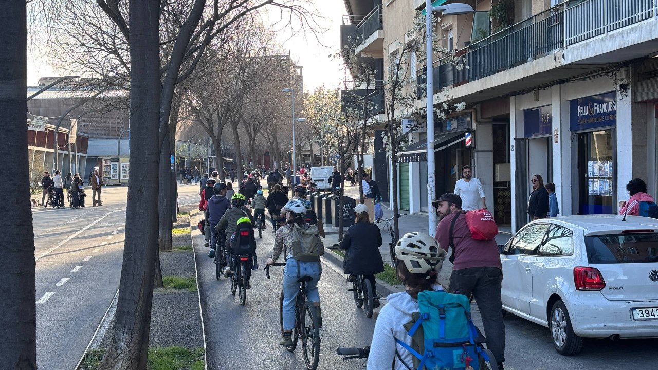 Una pedalada a Sant Cugat reclama entorns escolars sense cotxes