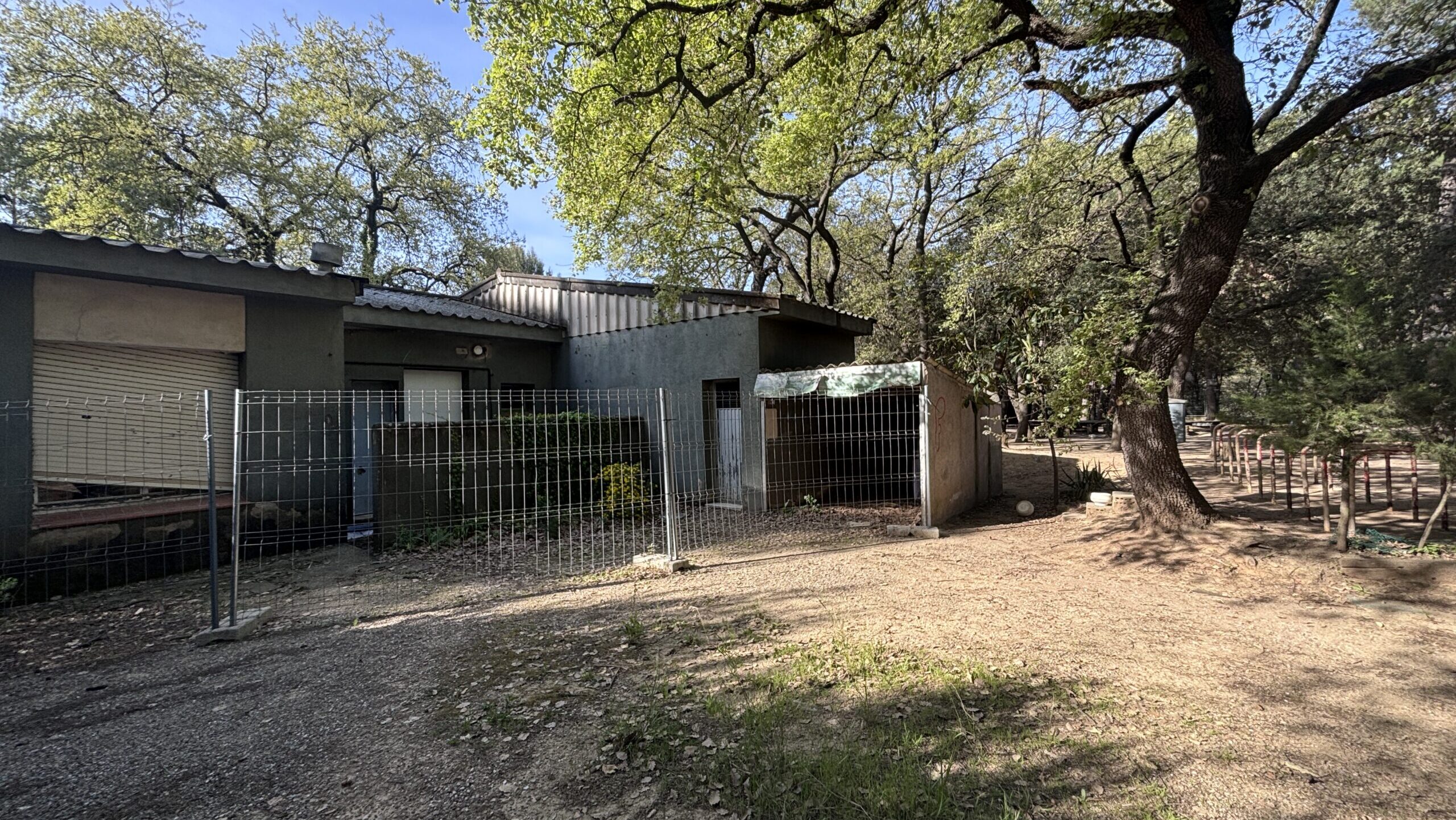 L’AFA del Pins del Vallès reclama retirar una teulada amb amiant al pati de l’escola