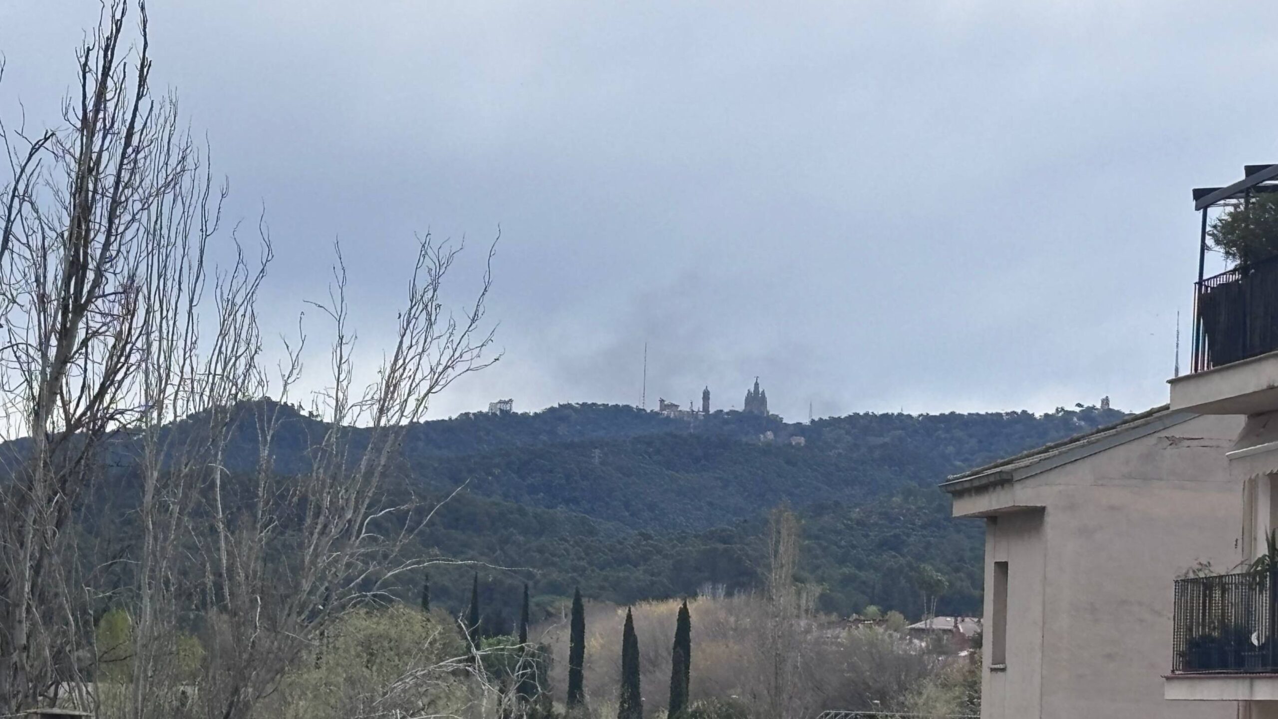 El fum d'un incendi al Port de Barcelona, visible des de Sant Cugat
